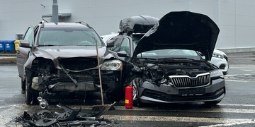 Střet vozů zkomplikoval dopravu na frekventované křižovatce