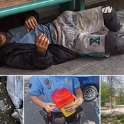 Stříkačky poházené na dětském hřišti a uspokojující se zfetovaný muž opodál