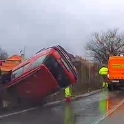 Vozidlo se doslova zabodlo do plotu