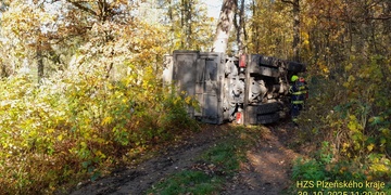 Náklad z převráceného vozu ohrožuje řeku Radbuzu