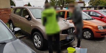 Mladí vandalové své dílo myli pod dohledem strážníků