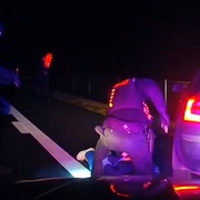 K zastavení ujíždějícího vozu byl použit zastavovací pás i hrozba zbraní