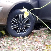 Muže zavalilo auto