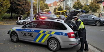Auto srazilo maminku se čtyřletou holčičkou čekající na tramvajové zastávce