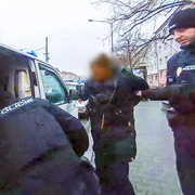 Šestašedesátiletý muž opakovaně obtěžuje a napadá kolemjdoucí