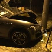 Neviditelný řidič s Maserati rozmetal plynovou přípojku