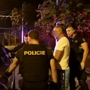 Opilí cizinci vyrazili krást naftu