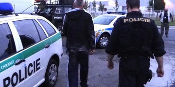 Ukrajinec se vloupal do domu, zadržel ho majitel