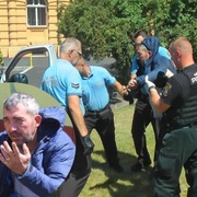 "Asi je mrtvý, z odpadků mu koukají jen nohy!"