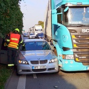 Zadní náraz i skřípnutý osobní vůz