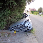 Silně opilý řidič havaroval v příkopu
