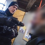 Muž se na věži kostela opil, pomočil a nakonec pokusil i vyspat