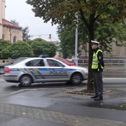 Naboural tři vozy a z místa ujel