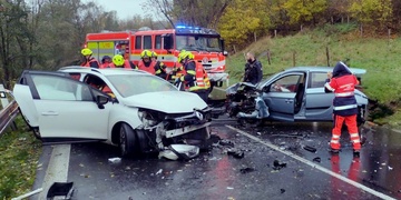 Čelní střet osobních vozů, na místě přistával vrtulník LZS