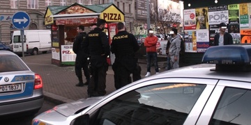 Napadení prodavači a rozbitá výloha, útočník zadržen na místě