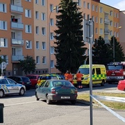Pád z okna muž nepřežil, zemřel ještě na místě
