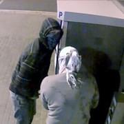 Zloději vykradli parkovací automat přímo pod kamerou