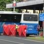 Školačku srazilo auto, seniorku autobus
