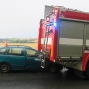 Nepozorný řidič najel do hasičů