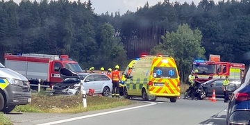 Vážná dopravní nehoda na sjezdu z dálnice D5