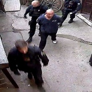NEUVĚŘITELNÉ! Polák se za hodinu opět vrátil, opět s pistolí a nyní již lidem i vyhrožoval