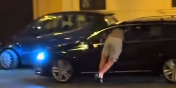 Policisté hledají svědky stupidní zábavy na náměstí Republiky