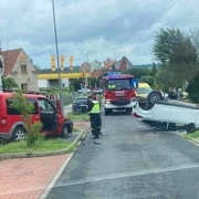 Při couvání naboural co mohl a poté se sám s autem převrátil na střechu