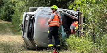 Pickup projel zatáčkou rovně a aniž by brzdil, prořítil se zahradou, na jejímž okraji se nakonec převrátil