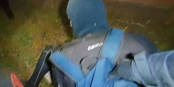 Prchajícího pachatele zastavila až hrozba taserem