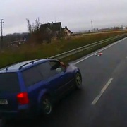 Mladík mrštil lahví po hasičích jedoucích k zásahu