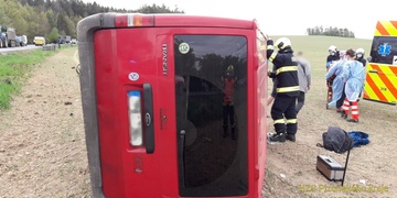 Řidička vletěla s Tranzitem  do pole