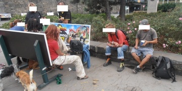 Opět bezdomovci před nádražím a žena močící před strážníky