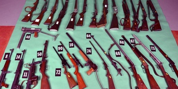 Obchodník se zbraněmi ukrýval větší množství nelegálních zbraní