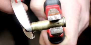 Domácí kutil si v poledne prostřelil dlaň