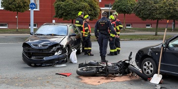 Střet dvou aut a motocyklu, jezdec přeletěl přes kapotu jednoho z vozů
