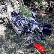Motorkář i se strojem vyletěl ze silnice