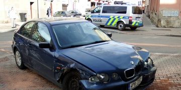 Auto bylo po nehodě odmrštěno do domu