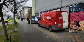 Řidička couvající s dodávkou po chodníku srazila seniorku jdoucí o francouzské holi