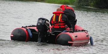 Nález mrtvého muže v řece