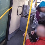 Těžce opilý a agresivní muž napadal cestující i strážníky