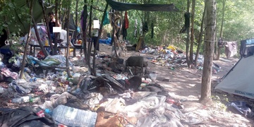 Úklid po bezdomovcích pokračuje