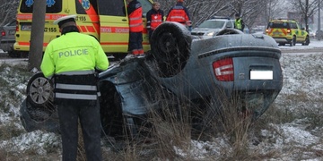 Žena vezoucí dítě nezvládla zatáčku a převrátila se s vozem na střechu