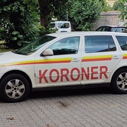 Dnes dopoledne byli dva sousedé na svých zahradách nalezeni zastřelení