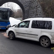 Střet auta s autobusem