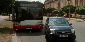 Na Francouzské v Plzni boural autobus MHD