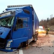 Střet nákladních vozů na dálnici D5