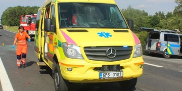 Návěs kamionu ve smyku smetl osobní auto