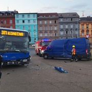 Střet dodávky s autobusem