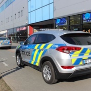 Pachatel ozbrojený boxerem napadl a oloupil dítě