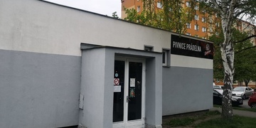 Zloděj šel po dražším alkoholu i po penězích z automatu